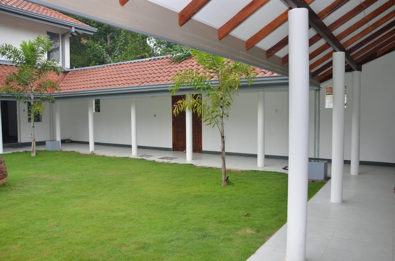Anuhas Airport Villas Katunayake Exterior photo
